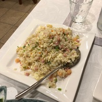 Жареный рис с креветками, ветчиной и овощами