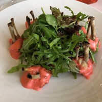 Салат с цыпленком тандури и йогуртовым соусом