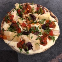 Ротти Парата с артишоками, сырным фондю, маслинами каламата и луком сибулет