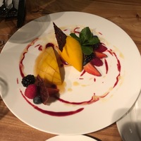 Жареное манго с ягодами