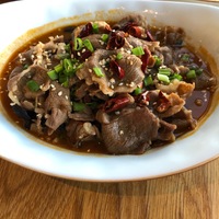 Баранина с черными бобами и грибами