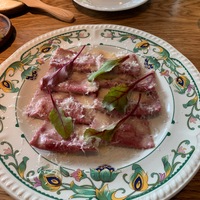 Красные равиоли с козьим сыром и шпинатом