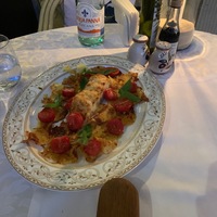 Палтус, запеченный в печи с пармезаном, домашним картофелем и помидорами