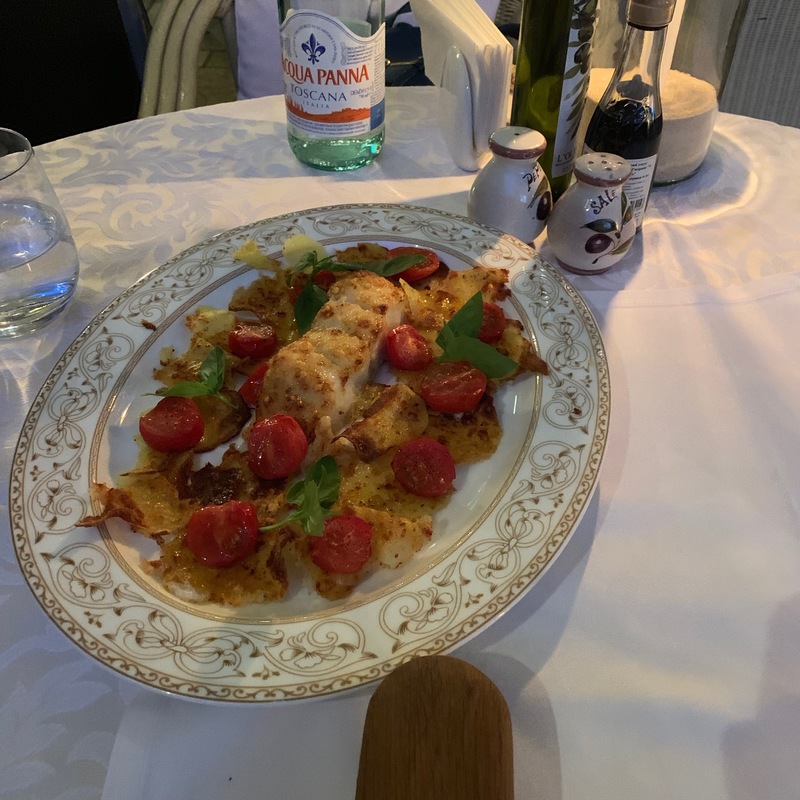 Палтус, запеченный в печи с пармезаном, домашним картофелем и помидорами