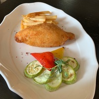 Котлета киевская с овощами гриль и картофелем фри