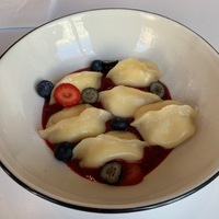 Вареники с творогом, ягодным соусом и сметаной