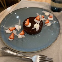Парфе из банана с кокосом и клубникой