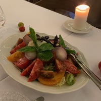Сезонный салат с летними помидорами и сыром