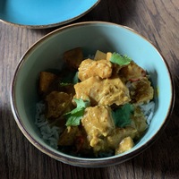 Курица с острым карри и рисом