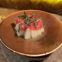 Дыня, козий сыр, копченая утка и лавандовый соус