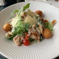 Салат цезарь с курицей