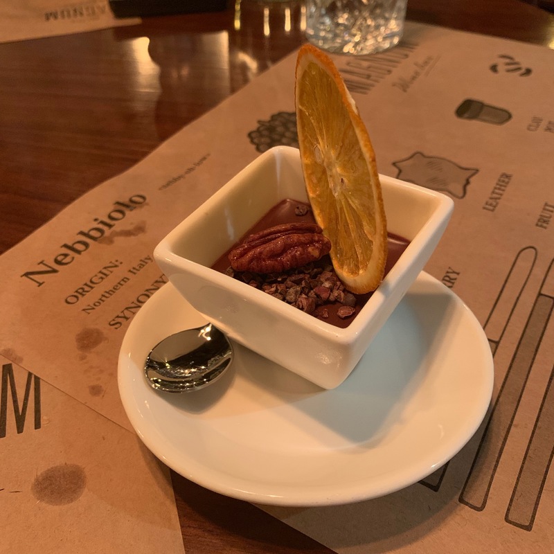 Шоколадный ганаш с орехом пекан и Grand Marnier (в меню 350 руб.)