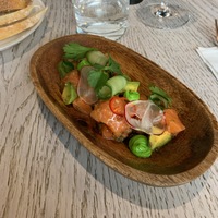 Севиче из нерки с огурцом и муссом из авокадо