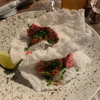 Тартар пикантный с рисовыми чипсами