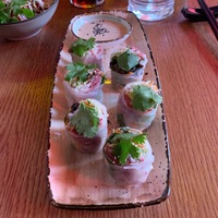 Немы с копченой уткой, древесными грибами и арахисовым соусом