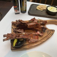 Ребра, запеченные в дровяной печи