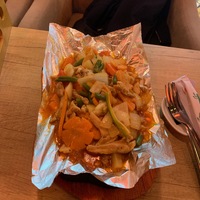 Курица с ананасом на раскаленной сковороде