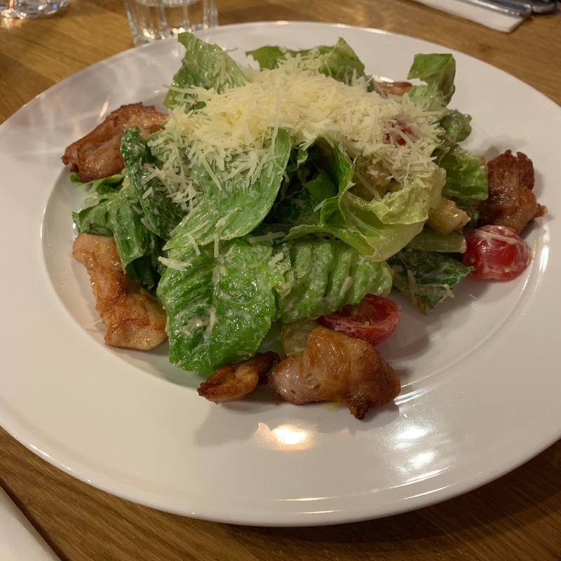 Классический салат Цезарь с курицей