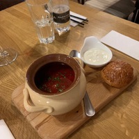 Борщ с телятиной, сметаной и чесночной пампушкой