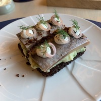 Smørrebrød с балтийской килькой