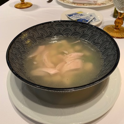 Куриный суп с зеленым горошком и картофельными ньокками - из счета исключили, в меню 460 руб.