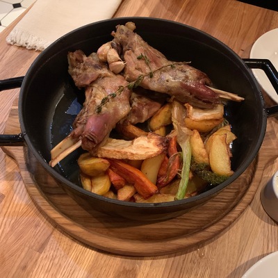 Лопатка козленка, запеченная в большой сковороде с овощами