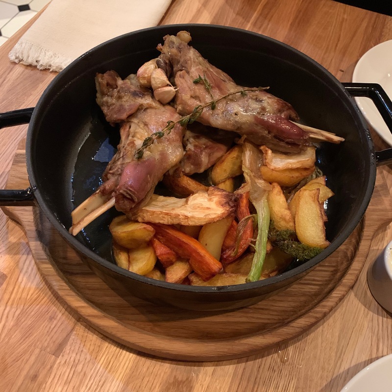 Лопатка козленка, запеченная в большой сковороде с овощами