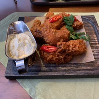 Куриные крылышки с соусом блю чиз