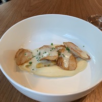Морской окунь с кремом из пастернака и соусом “белое вино”
