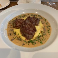 Медальоны из телятины с горчичным соусом и сливочным картофельным пюре