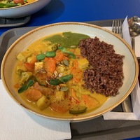 Карри с киви-соусом и красным рисом