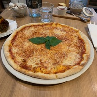 Маргарита с томатным соусом, моцареллой и свежим базиликом