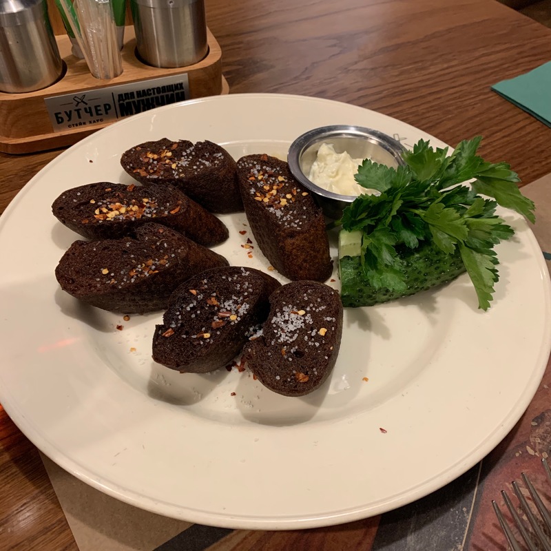 Чесночные гренки из черного хлеба
