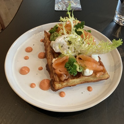 Вафля картофельная со слабосоленым лососем, авокадо и яйцом пашот