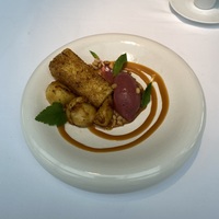 Жареный бриошь, персики, соленая карамель и мороженое из жимолости