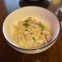 Паста с грибами и курицей в сливочно-перечном соусе