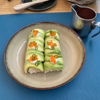 Крабовый ролл с авокадо, икрой форели и томатным понзу