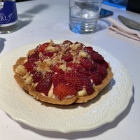 Кростата с клубникой (в меню 300 руб.)