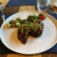 Свиные ребра с салатом Sichuan