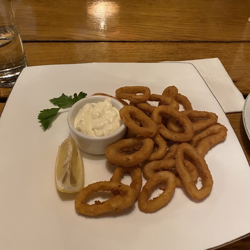 Кольца кальмара, обжаренные в сухарях