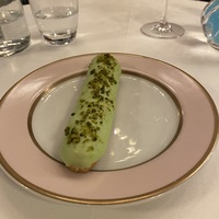 Эклер фисташковый