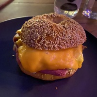 Бейгл с пастрами и яйцом