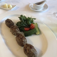 Сочный люля-кебаб из баранины со свежей зеленью и соусом сацебели