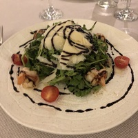 Салат с рукколой, тигровыми креветками и овощной сальсой