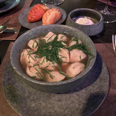 Пельмени с мясом и бульоном