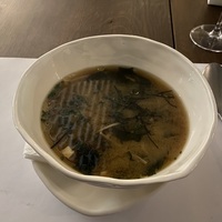 Светлый мисо с подкопченным тофу, эноки и кунжутным маслом