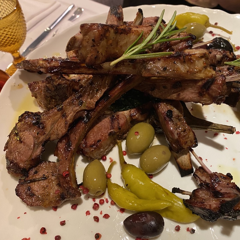 Ребра ягненка, запеченные в дровяной печи с розмарином и сладким перцем