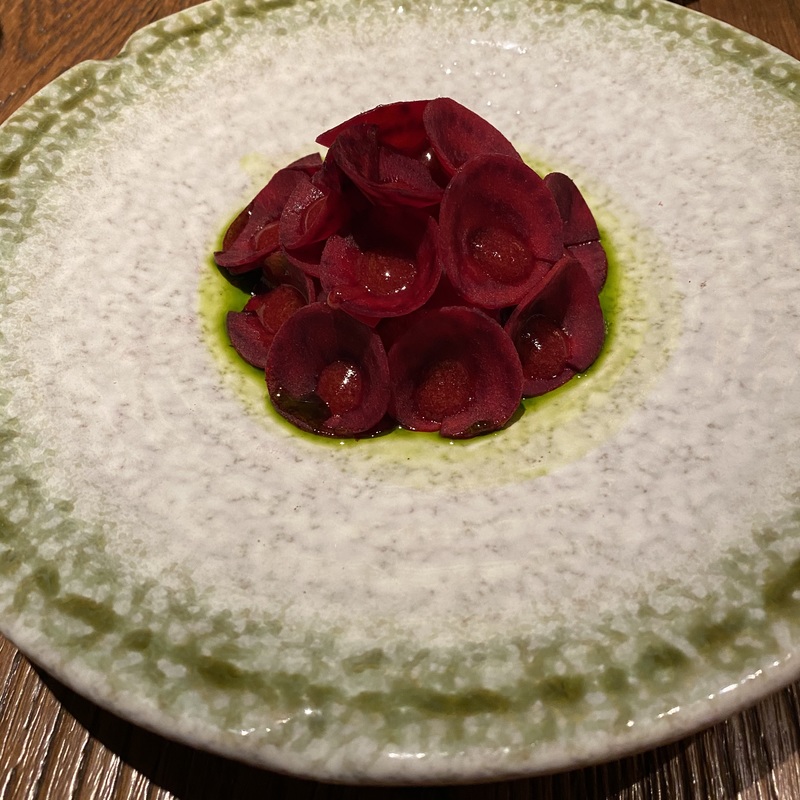 Тартар из говядины со сливовым соусом и слайсами свеклы