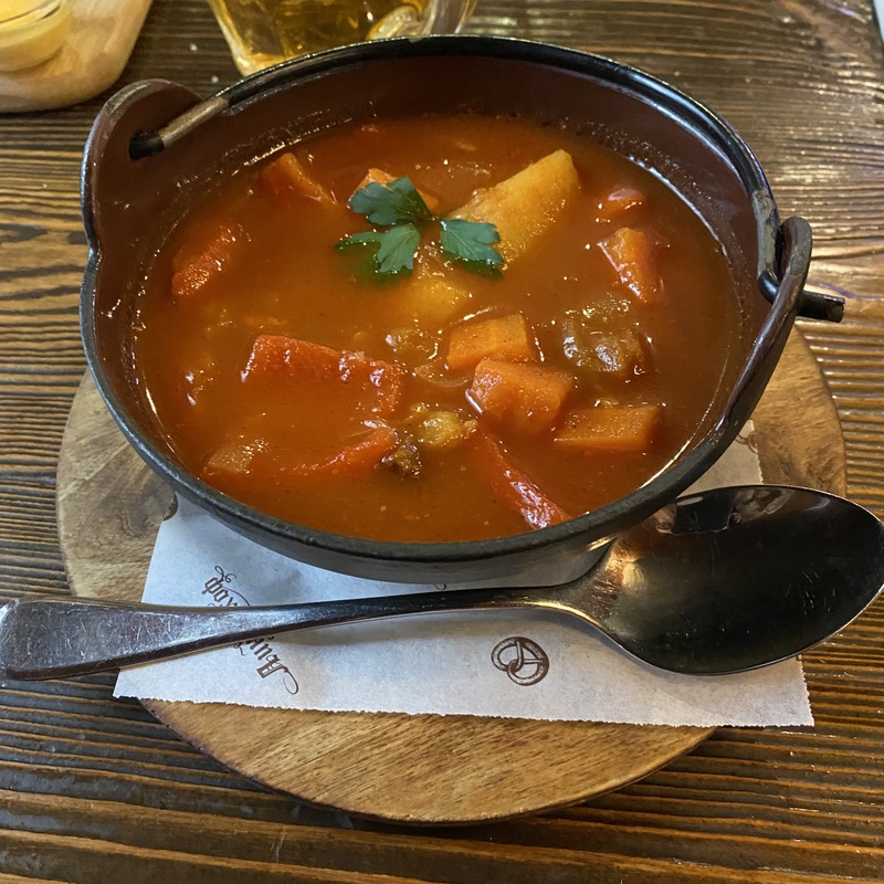 Домашний суп-гуляш с говядиной и овощами