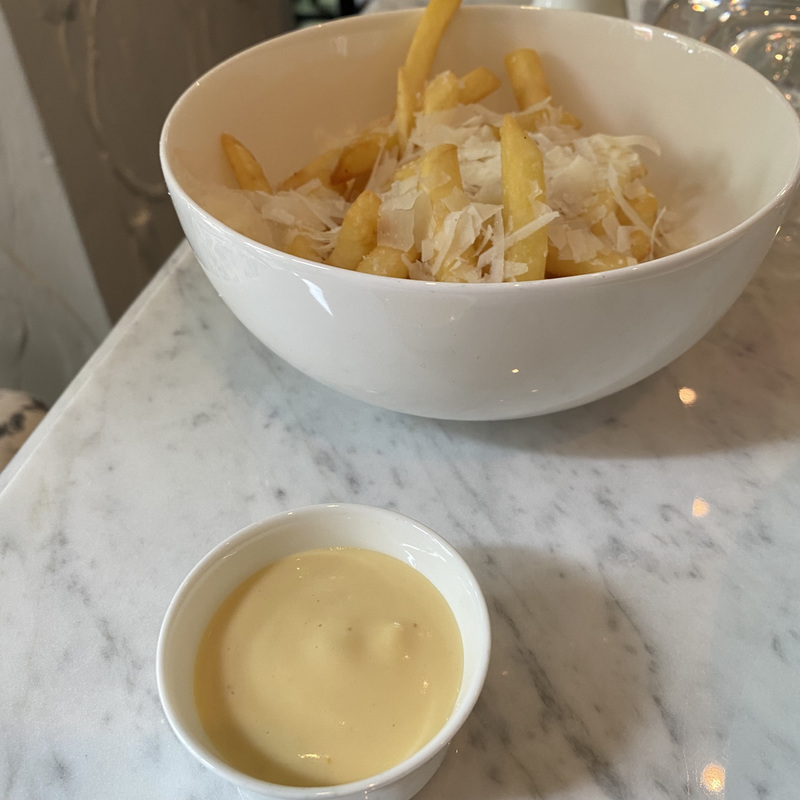 Картофель фри, пекорино, айоли